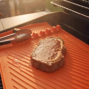 🍖Blackstone Grill Side Shelf Mat – Silicone Grease-Proof Tool Holder with Raised Edges & Storage Strap
